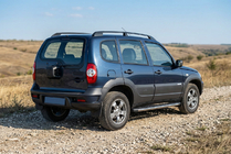 Chevrolet Niva 1998–2020 Bočné nášľapy BlackLine (2 ks, hliník) fotografia 1