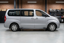 Hyundai H300, H1, Starex 2008–2020 Bočné prahy New Vision Black (2 ks, hliník) fotografia 1