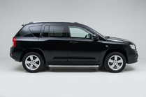 Jeep Compass 2006–2016 Bočné nášľapy BlackLine (2 ks, hliník) fotografia 1