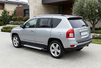Jeep Compass 2006–2016 Bočné nášľapy New Vision Grey (2 ks, hliník) fotografia 1
