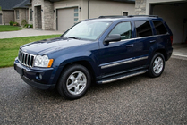 Jeep Grand Cherokee WK 2004–2010 Bočné nášľapy BlackLine (2 ks, hliník) fotografia 1