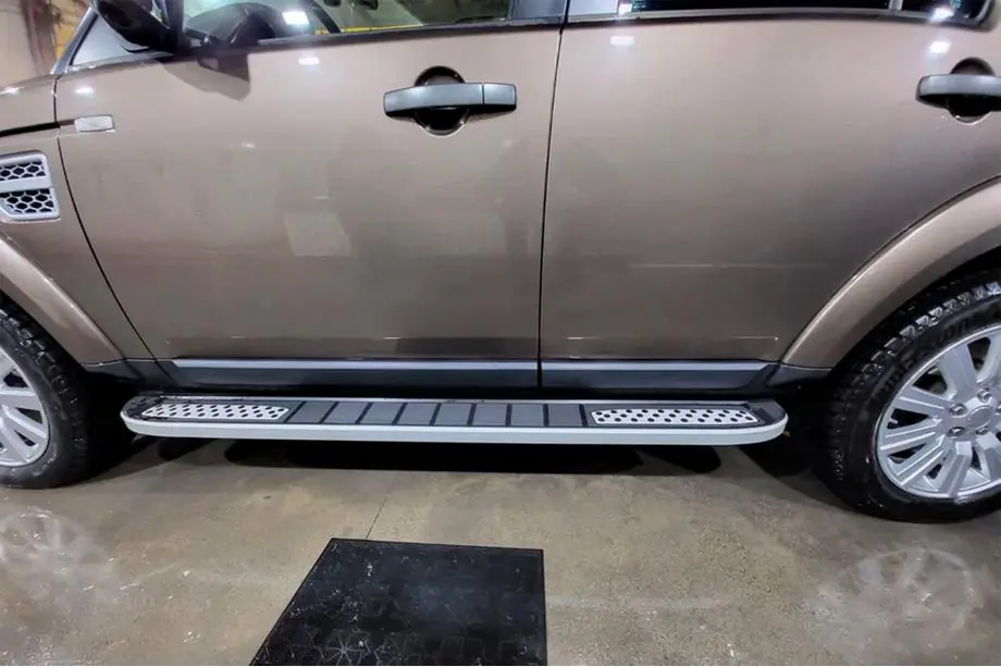 Land Rover Discovery III 2004–2009 Bočné nášľapy Tayga V2 (2 ks, hliník) Image