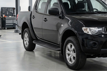 Mitsubishi L200 2006–2015 Bočné prahy Tayga Black (2 ks, hliník) fotografia 1