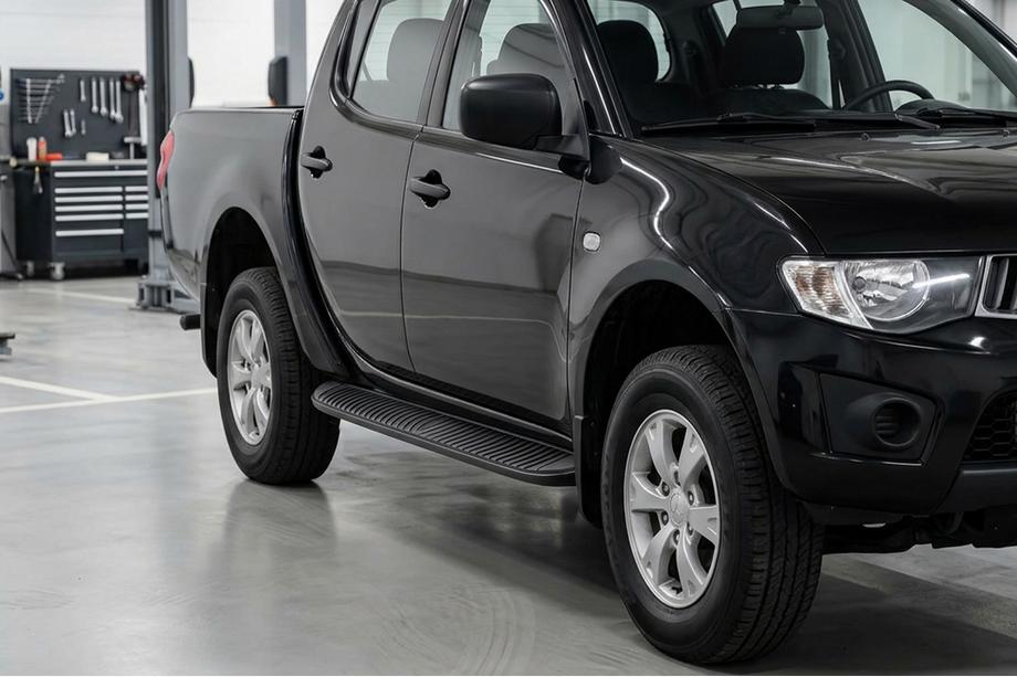 Mitsubishi L200 2006–2015 Bočné prahy Tayga Black (2 ks, hliník) Image