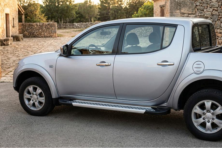 Mitsubishi L200 2006–2015 Bočné nášľapy New Vision Grey (2 ks, hliník) Fotografia 1