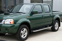 Nissan NP300 1999–2015 Bočné nášľapy BlackLine (2 ks, hliník) fotografia 1
