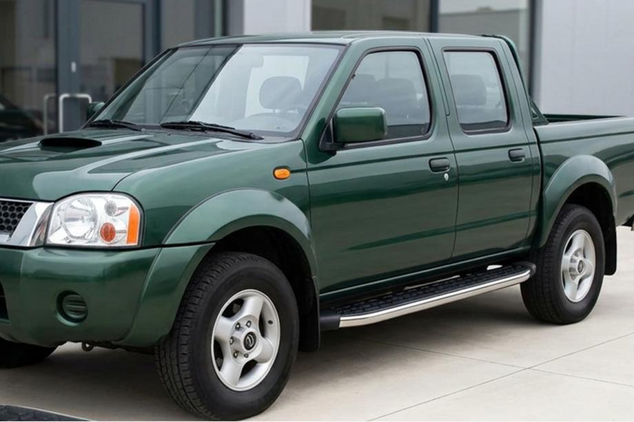 Nissan NP300 1999–2015 Bočné nášľapy BlackLine (2 ks, hliník) Image