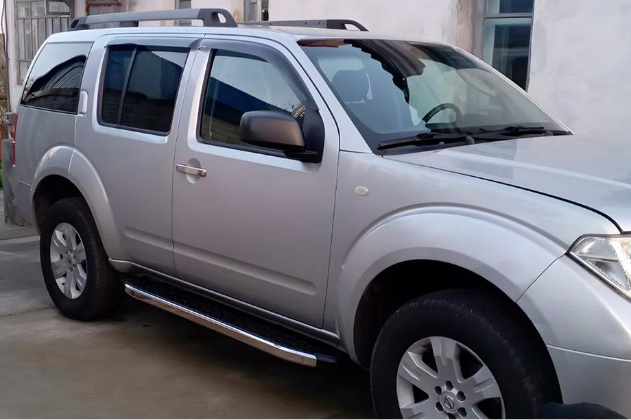 Nissan Pathfinder R51 2005–2014 BlackLine bočné nášľapy (2 ks, hliník) Fotografia 4