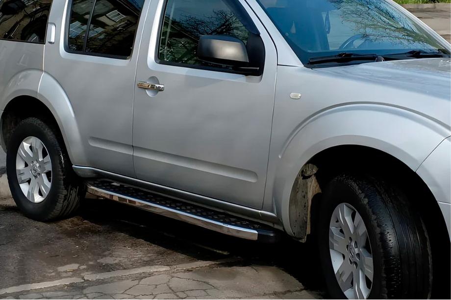 Nissan Pathfinder R51 2005–2014 BlackLine bočné nášľapy (2 ks, hliník) Fotografia 1