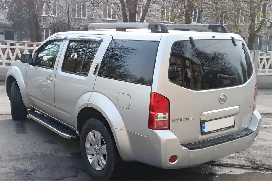 Nissan Pathfinder R51 2005–2014 BlackLine bočné nášľapy (2 ks, hliník) Fotografia 3