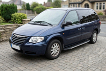 Chrysler Voyager 2001–2007 Bočné nášľapy Duru (2 ks, hliník) fotografia 1