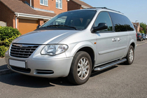 Chrysler Voyager 2001–2007 Bočné nášľapy Maydos V1 (2 ks, hliník) fotografia 1