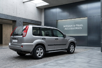 Nissan X-trail T30 2002–2007 Bočné prahy New Vision Black (2 ks, hliník) fotografia 1
