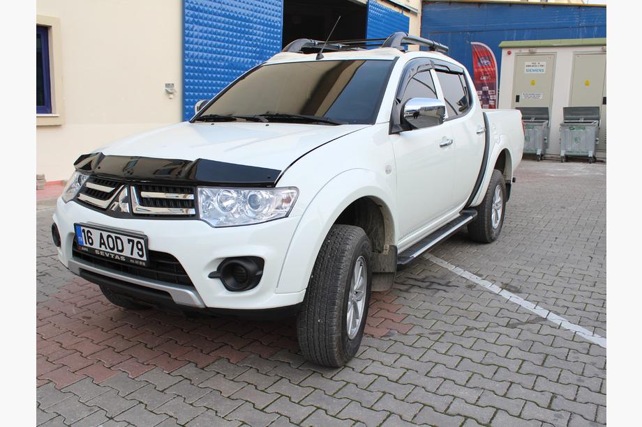 Mitsubishi L200 2006–2015 Deflektor kapoty (EuroCap) Fotografia 3