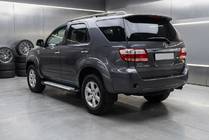 Toyota Fortuner 2006–2015 Bočné nášľapy Allmond Grey (2 ks, hliník) fotografia 1