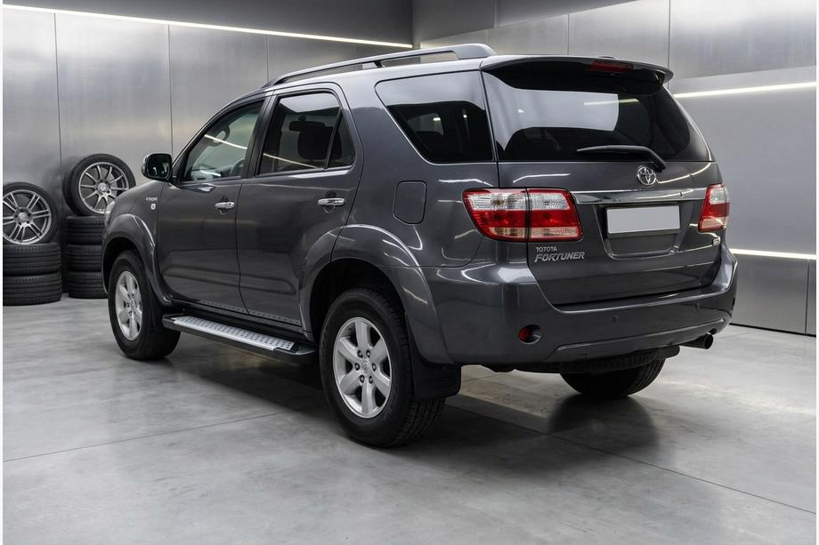 Toyota Fortuner 2006–2015 Bočné nášľapy Allmond Grey (2 ks, hliník) Image