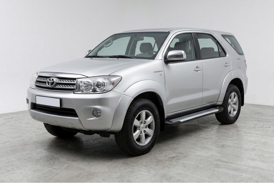 Toyota Fortuner 2006–2015 Bočné nášľapy Line (2 ks, hliník) Image