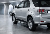 Toyota Fortuner 2006–2015 Bočné nášľapy Sunrise (2 ks, hliník) fotografia 1