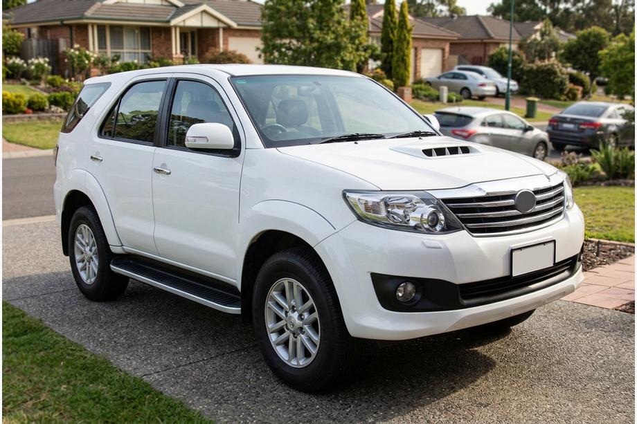Toyota Fortuner 2006–2015 Bočné nášľapy Tayga Grey (2 ks, hliník) Image