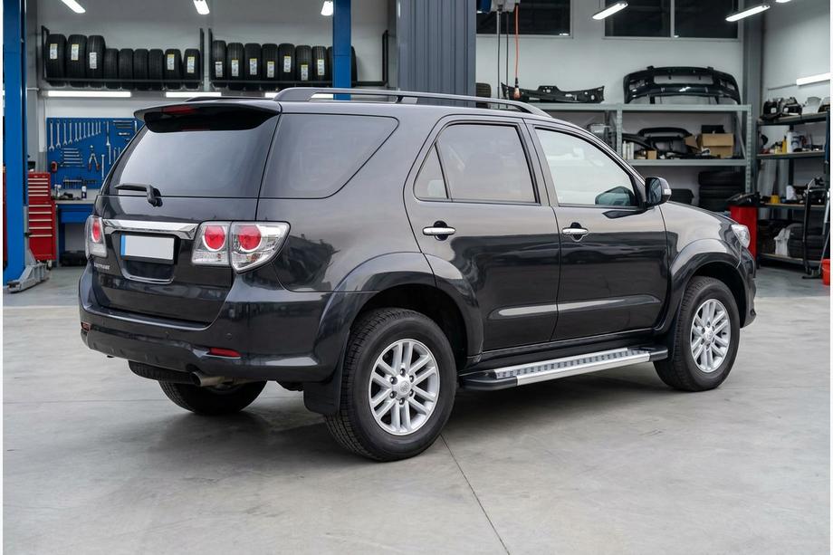 Toyota Fortuner 2006–2015 Bočné prahy New Vision Grey (2 ks, hliník) Image