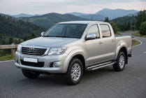 Toyota Hilux 2006–2015 Bočné nášľapy RedLine V1 (2 ks, hliník) fotografia 1