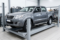 Toyota Hilux 2006–2015 Bočné nášľapy BlackLine (2 ks, hliník) fotografia 1