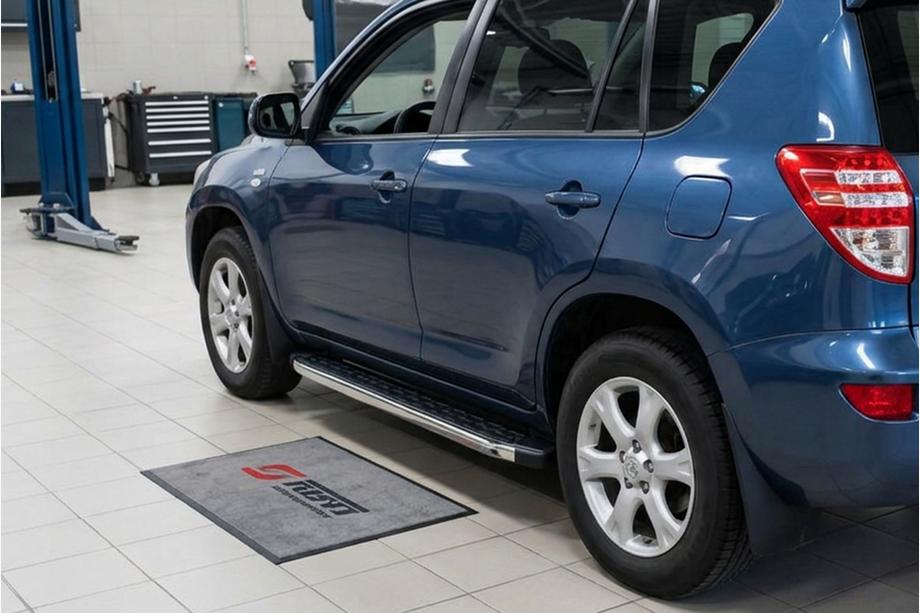 Toyota Rav 4 2006–2013 Bočné nášľapy BlackLine (2 ks, hliník) Image