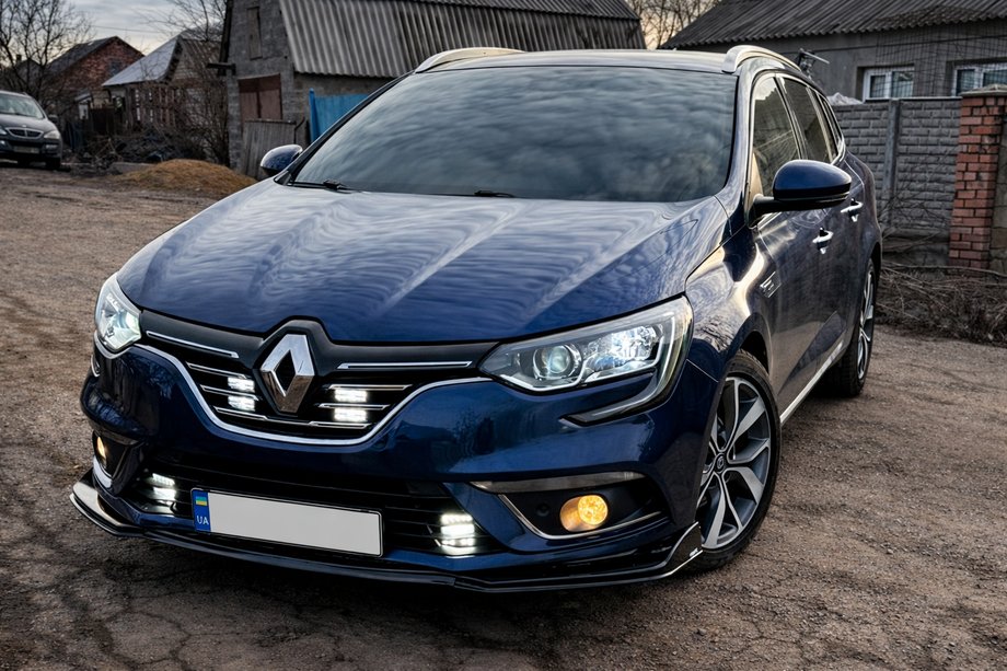 Renault Megane IV 2016–2025 Kryt predného nárazníka – lip (čierny) Image