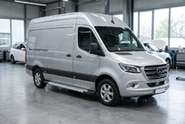 Mercedes Sprinter W907/W910 2018– Bočné nášľapy New Vision Grey (2 ks, hliník) Stredný rázvor – zadný náhon fotografia 1