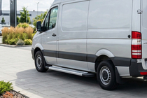 Volkswagen Crafter 2006–2016 Bočné nášľapy New Vision Grey (2 ks, hliník) Stredný rázvor fotografia 1