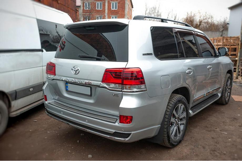 Toyota Land Cruiser 200 2007–2021 Zadné svetlá 2016-2021 (OEM štandard) Zadné pravé vnútorné svetlo (na veku kufra) Fotografia 7