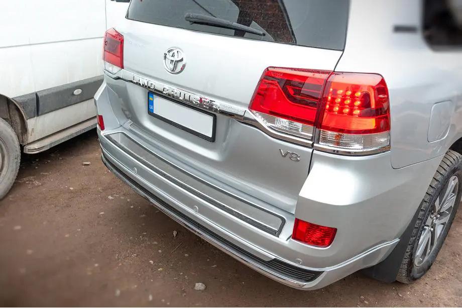 Toyota Land Cruiser 200 2007–2021 Zadné svetlá 2016-2021 (OEM štandard) Zadné pravé vnútorné svetlo (na veku kufra) Fotografia 5