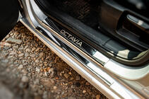 Skoda Octavia III A7 2013–2019 Carmos V1 kryty prahov (8 ks, nehrdzavejúca oceľ) fotografia 5