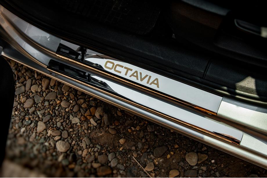 Skoda Octavia III A7 2013–2019 Carmos V1 kryty prahov (8 ks, nehrdzavejúca oceľ) Image