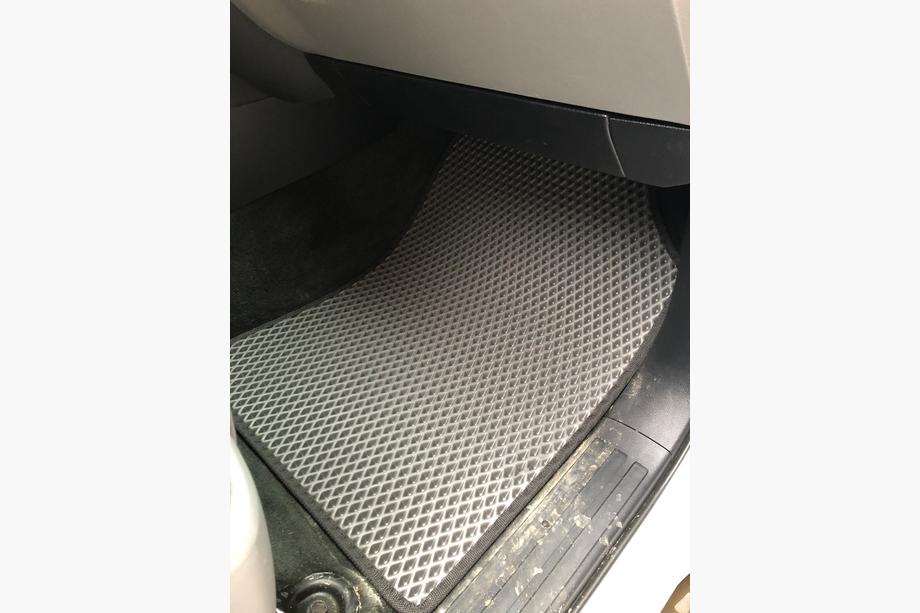 Toyota Sequoia 2007–2022 Polyuretánové koberce do interiéru, 3 rady (EVA, čierne) 2. rad – 3 miesta Fotografia 4