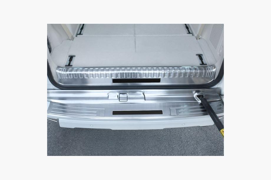 Toyota Land Cruiser Prado 150 2009–2023 Chrómová lišta na zadný vnútorný prah (pre 7-miestne) Fotografia 3