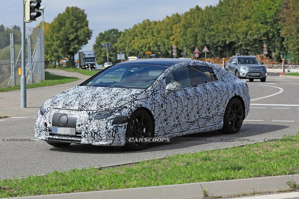 Nový elektrický Mercedes-Benz EQS vyrazil na trať