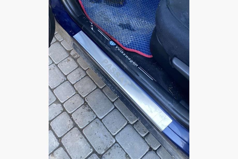 Volkswagen Passat B5 1997–2005 Nástupné lišty Carmos (4 ks, nerez) Image