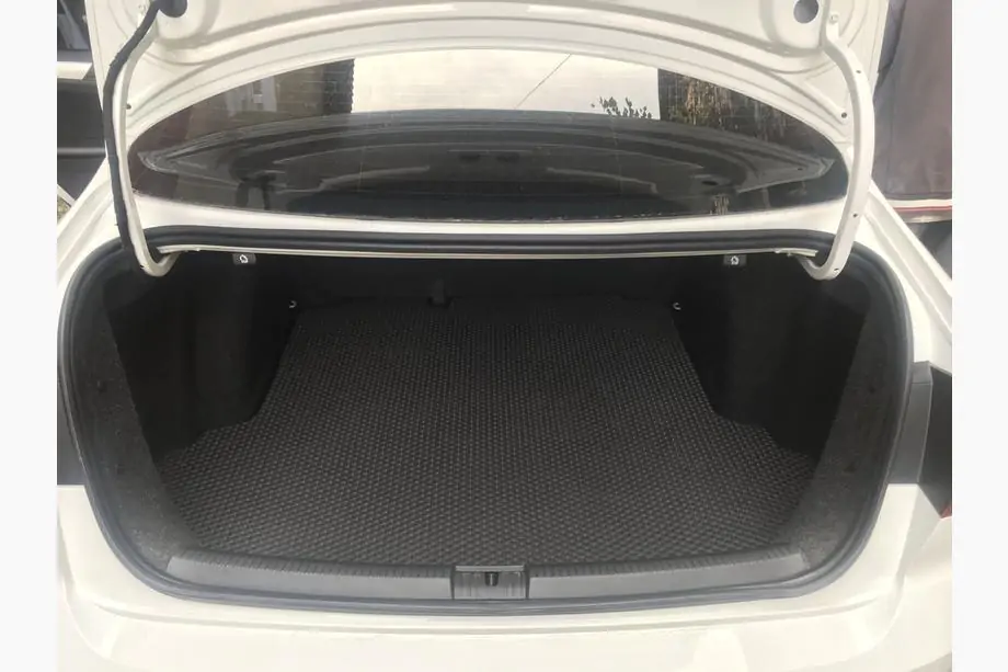 Volkswagen Jetta 2011–2018 Vanička do kufra (EVA, čierna) Fotografia 4