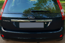 Ford Fiesta 2002–2008 Nerezová ozdobná lišta nad ŠPZ Carmos - turecká oceľ fotografia 1