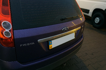Ford Fiesta 2002–2008 Nerezová ozdobná lišta nad ŠPZ Carmos - turecká oceľ fotografia 3