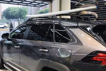 Toyota Rav 4 2019–2025 OEM priečniky na integrované strešné lyžiny (2 ks) fotografia 4