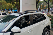 Toyota Rav 4 2019–2025 OEM priečniky na integrované strešné lyžiny (2 ks) fotografia 5