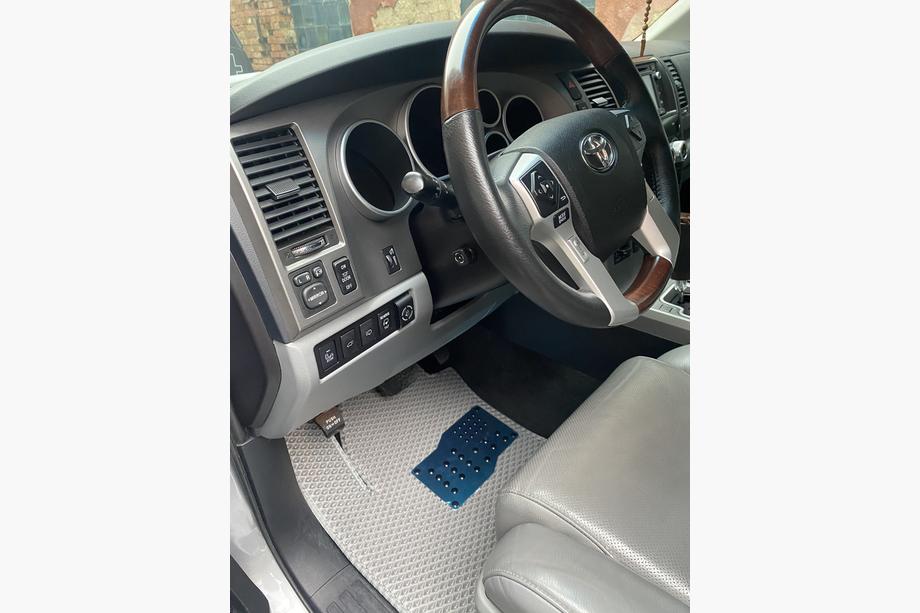 Toyota Sequoia 2007–2022 Polyuretánové autokoberce, 3 rady (EVA, sivé) Stredný rad – priechod Fotografia 3