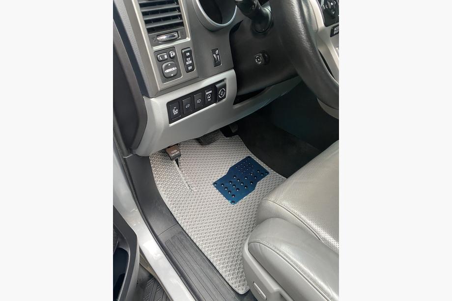Toyota Sequoia 2007–2022 Polyuretánové autokoberce, 3 rady (EVA, sivé) Stredný rad – priechod Fotografia 4