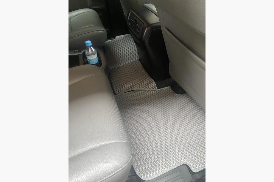 Toyota Sequoia 2007–2022 Polyuretánové autokoberce, 3 rady (EVA, sivé) Stredný rad – priechod Fotografia 7