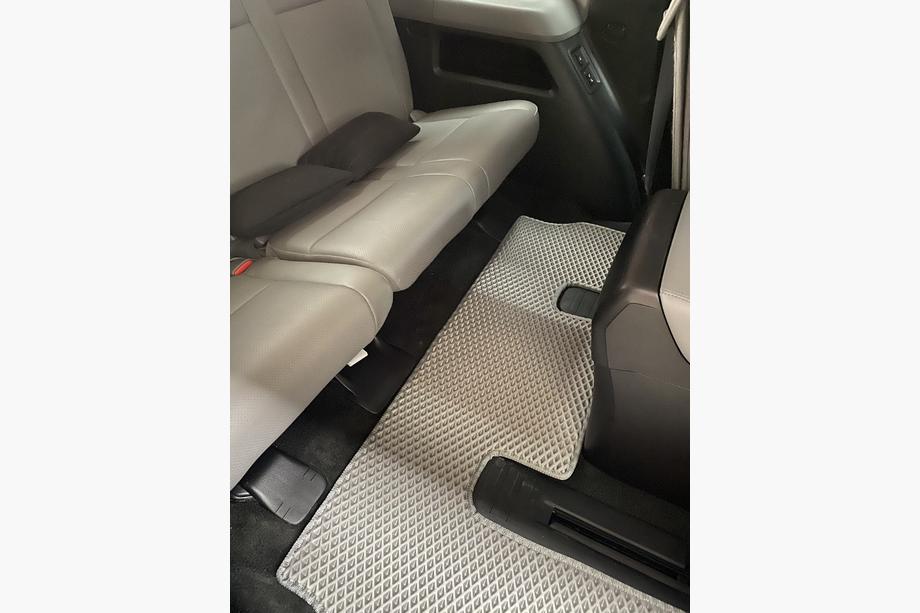 Toyota Sequoia 2007–2022 Polyuretánové autokoberce, 3 rady (EVA, sivé) Stredný rad – priechod Fotografia 15
