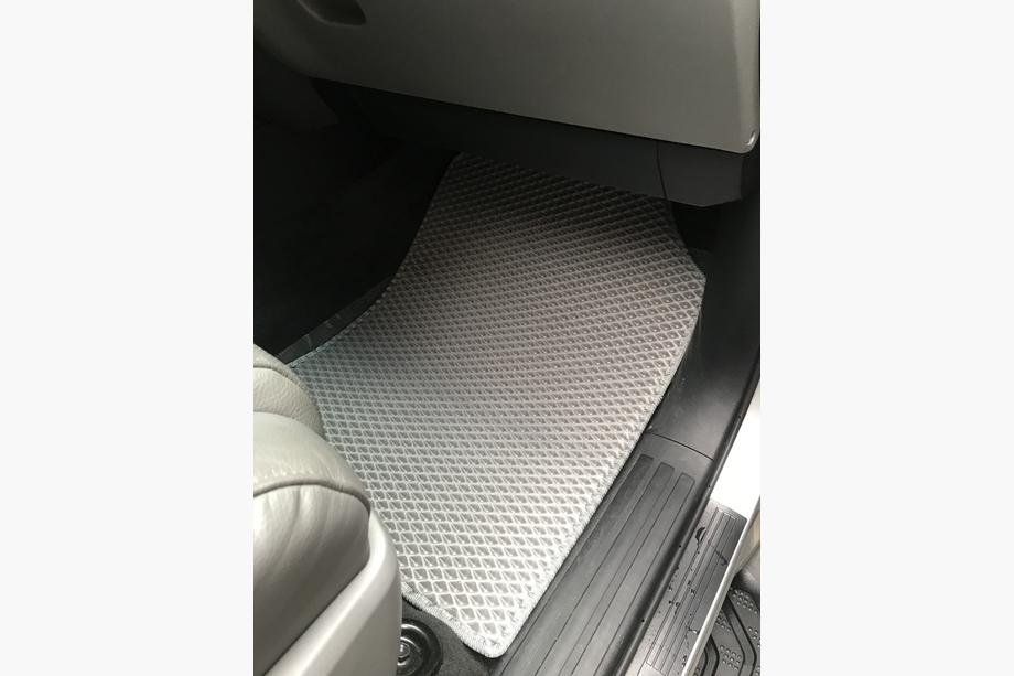 Toyota Sequoia 2007–2022 Polyuretánové autokoberce, 3 rady (EVA, sivé) Stredný rad – priechod Fotografia 11