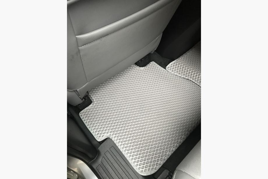 Toyota Sequoia 2007–2022 Polyuretánové autokoberce, 3 rady (EVA, sivé) Stredný rad – priechod Fotografia 16