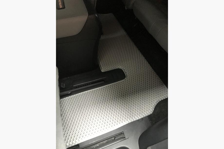 Toyota Sequoia 2007–2022 Polyuretánové autokoberce, 3 rady (EVA, sivé) Stredný rad – priechod Fotografia 18